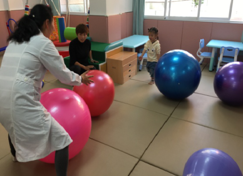 爱护牙齿，从小做起！